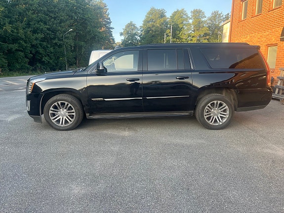 Cadillac Escalade 3 of 9