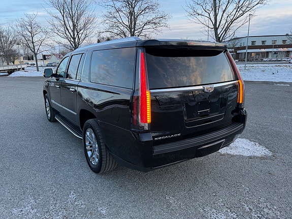 Cadillac Escalade 2 of 5