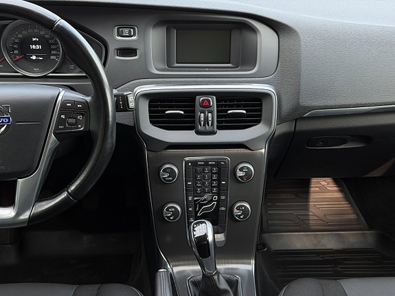Volvo V40 12 of 18