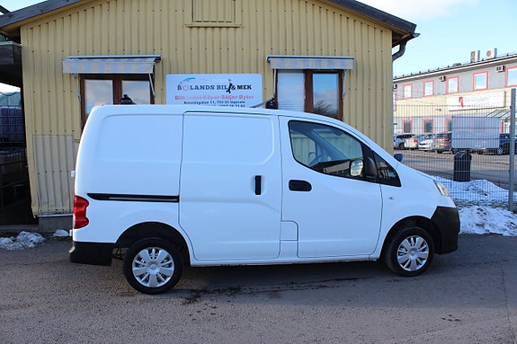 Nissan NV200 2 of 5