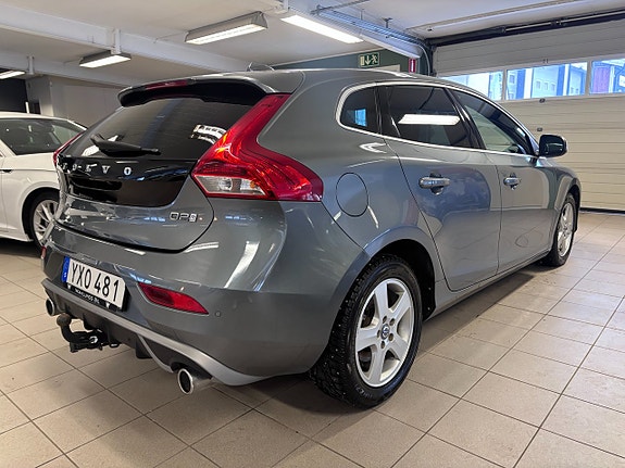 Volvo V40 2 of 5
