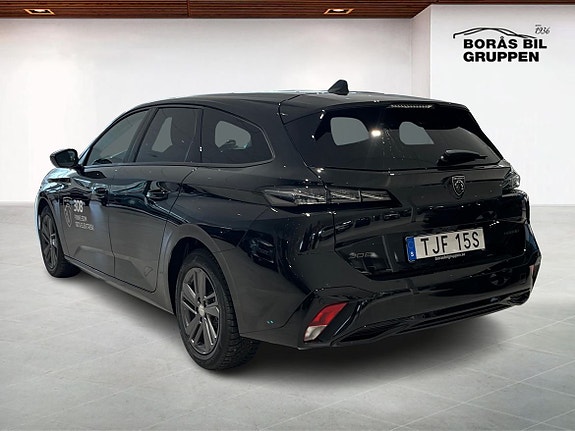 Peugeot 308 SW 2 of 5