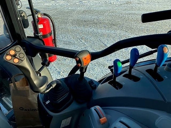 New Holland T 5.100 Utility 8 of 11