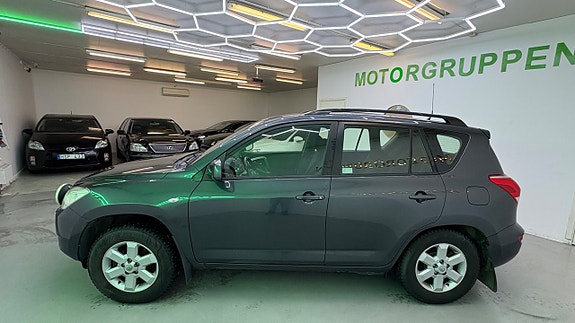 Toyota RAV4 8 of 25