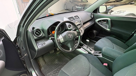Toyota RAV4 23 of 25
