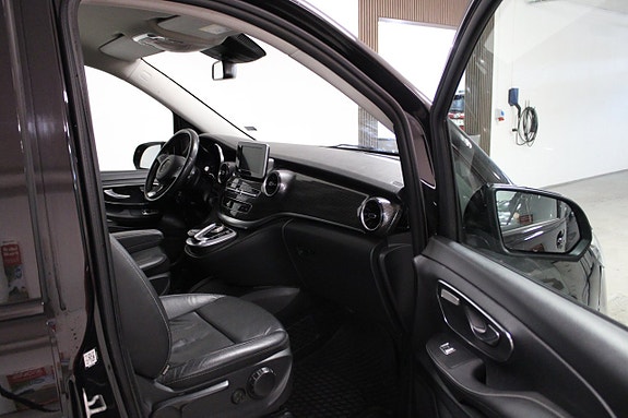 Mercedes-Benz V250 10 of 12