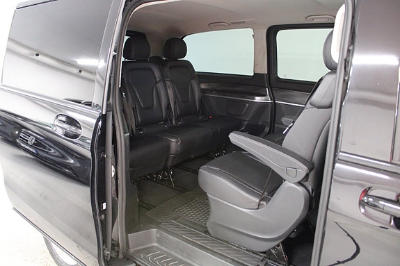 Mercedes-Benz V250 9 of 12