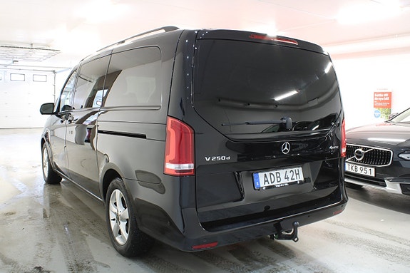 Mercedes-Benz V250 3 of 5