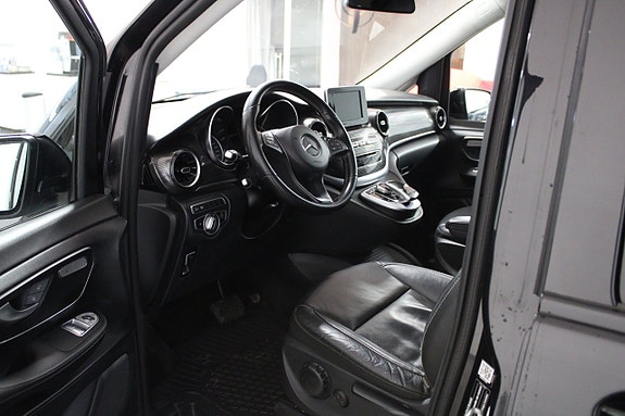 Mercedes-Benz V250 5 of 5