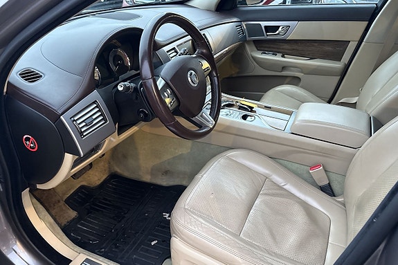 Jaguar XF 9 of 16