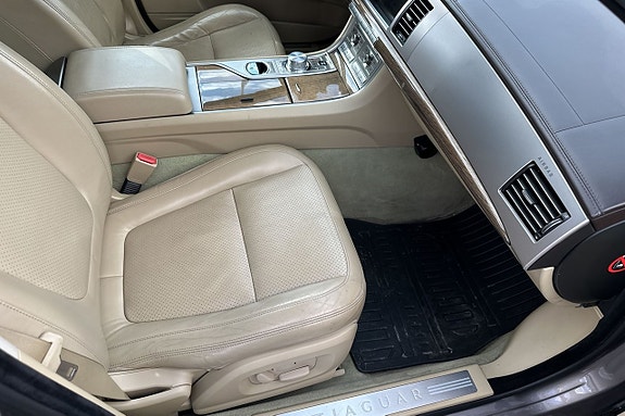 Jaguar XF 18 of 23