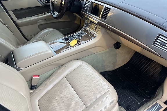 Jaguar XF 15 of 16