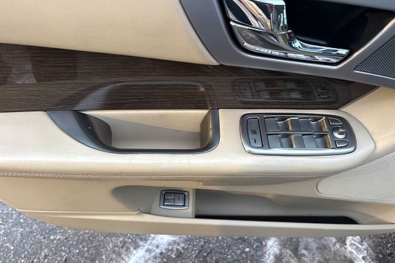 Jaguar XF 12 of 16