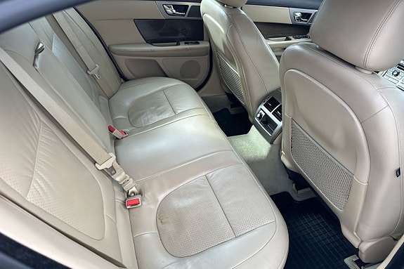 Jaguar XF 16 of 23