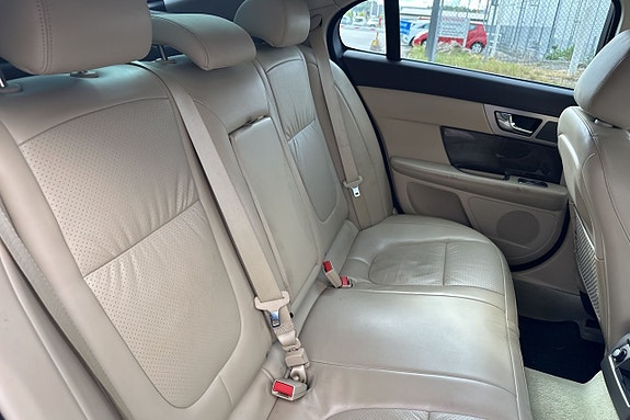 Jaguar XF 17 of 23