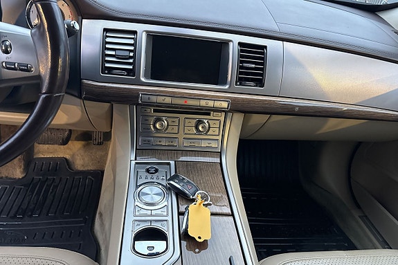 Jaguar XF 11 of 16