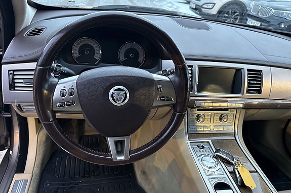 Jaguar XF 10 of 16
