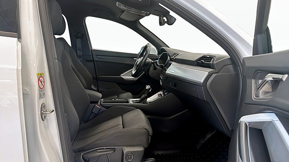 Audi Q3 3 of 5