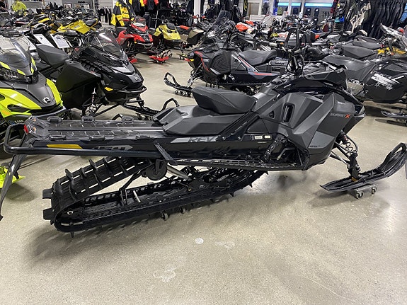 Ski-Doo Summit X 154" 850 E-TEC SHOT 3 of 4