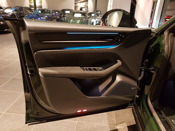 Porsche Macan GTS 7 of 11