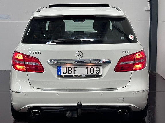 Mercedes-Benz B180 3 of 5