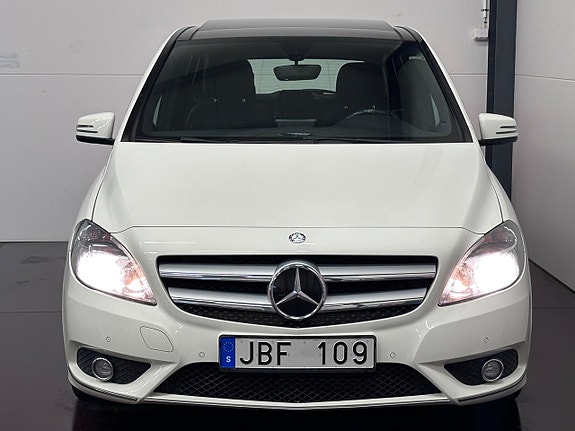Mercedes-Benz B180 2 of 5