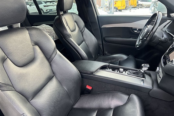 Volvo XC90 13 of 30