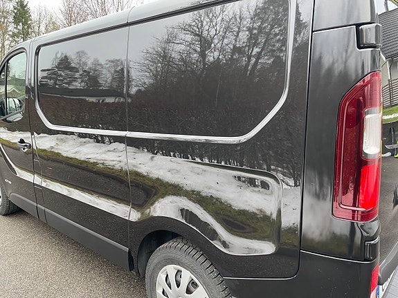 Nissan NV300 2 of 6