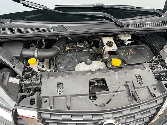 Nissan NV300 6 of 6