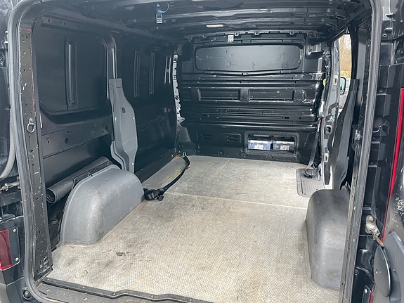Nissan NV300 3 of 6