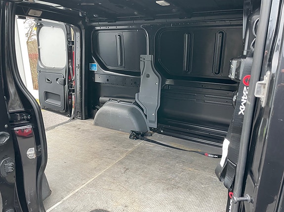 Nissan NV300 4 of 6
