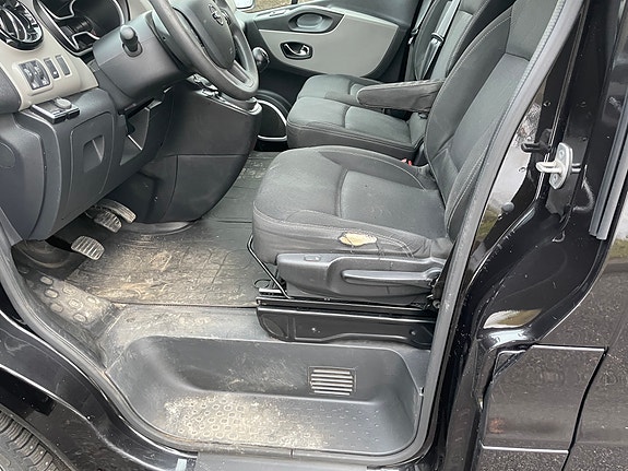 Nissan NV300 5 of 6