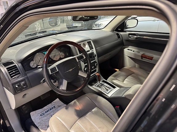 Chrysler 300C 11 of 20