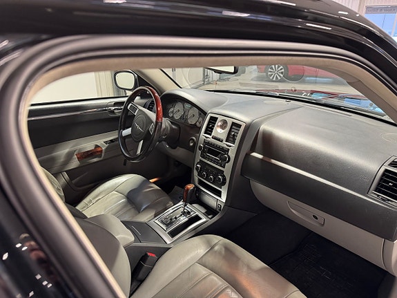 Chrysler 300C 12 of 20
