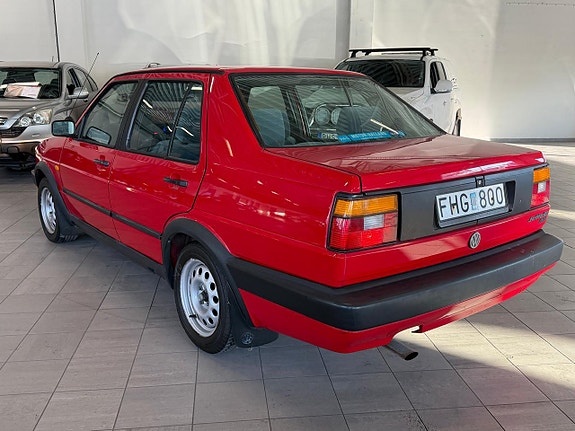 Volkswagen Jetta 2 of 5