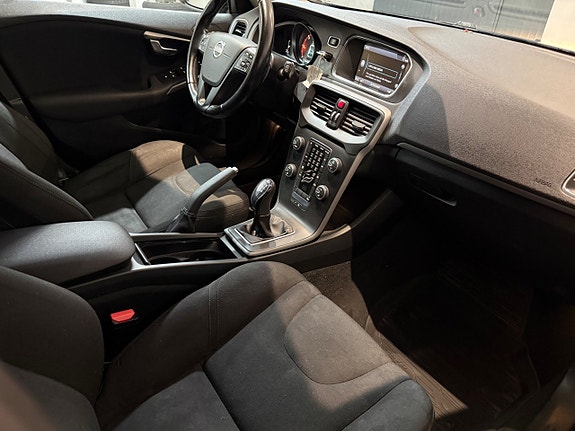 Volvo V40 12 of 18