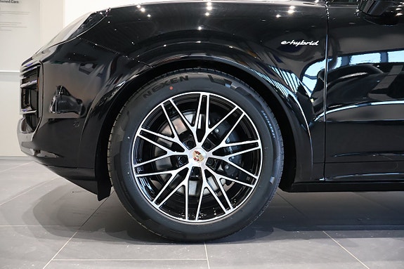 Porsche Cayenne 4 of 5