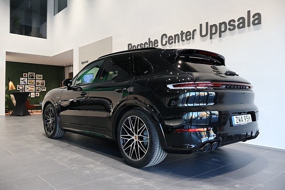 Porsche Cayenne 3 of 5