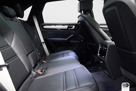 Porsche Cayenne 9 of 20