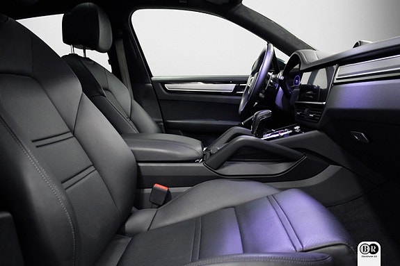 Porsche Cayenne 4 of 5