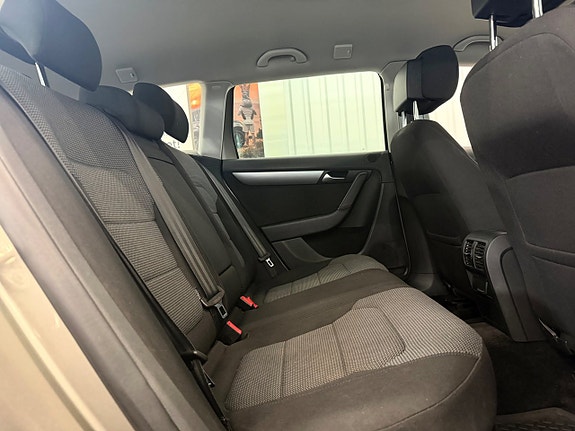 Volkswagen Passat 13 of 23