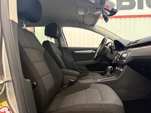 Volkswagen Passat 9 of 23