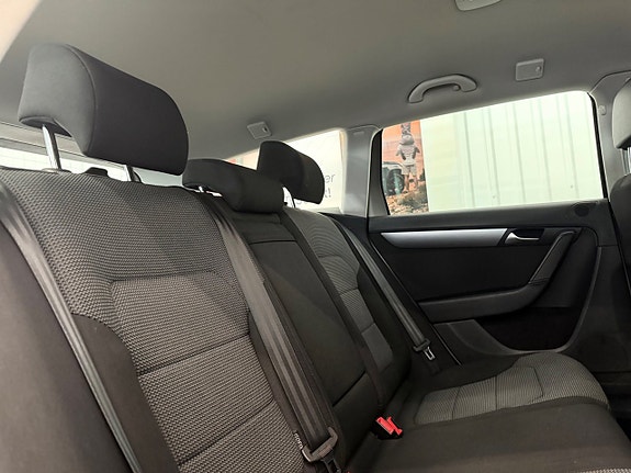 Volkswagen Passat 12 of 23