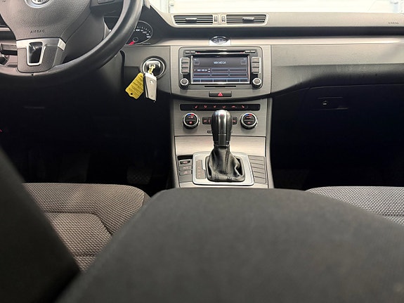 Volkswagen Passat 15 of 23