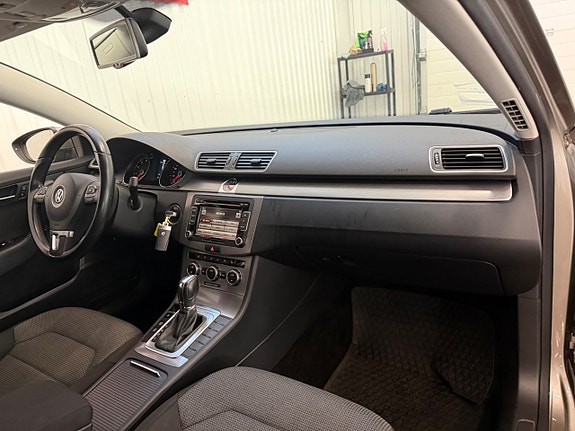 Volkswagen Passat 10 of 23