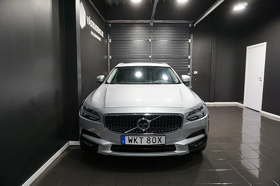 Volvo V90 Cross Country 2 of 5