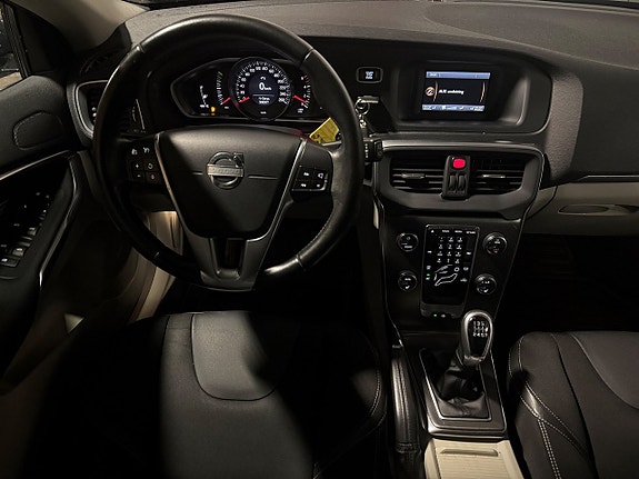 Volvo V40 8 of 22
