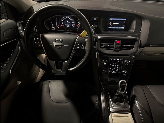 Volvo V40 8 of 22