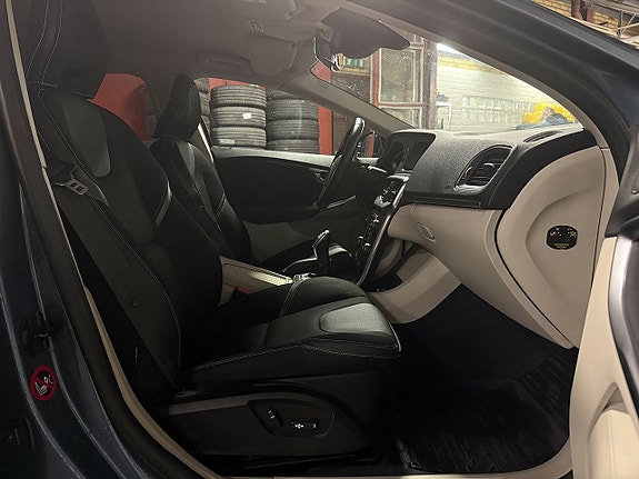 Volvo V40 4 of 22