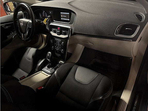 Volvo V40 7 of 22